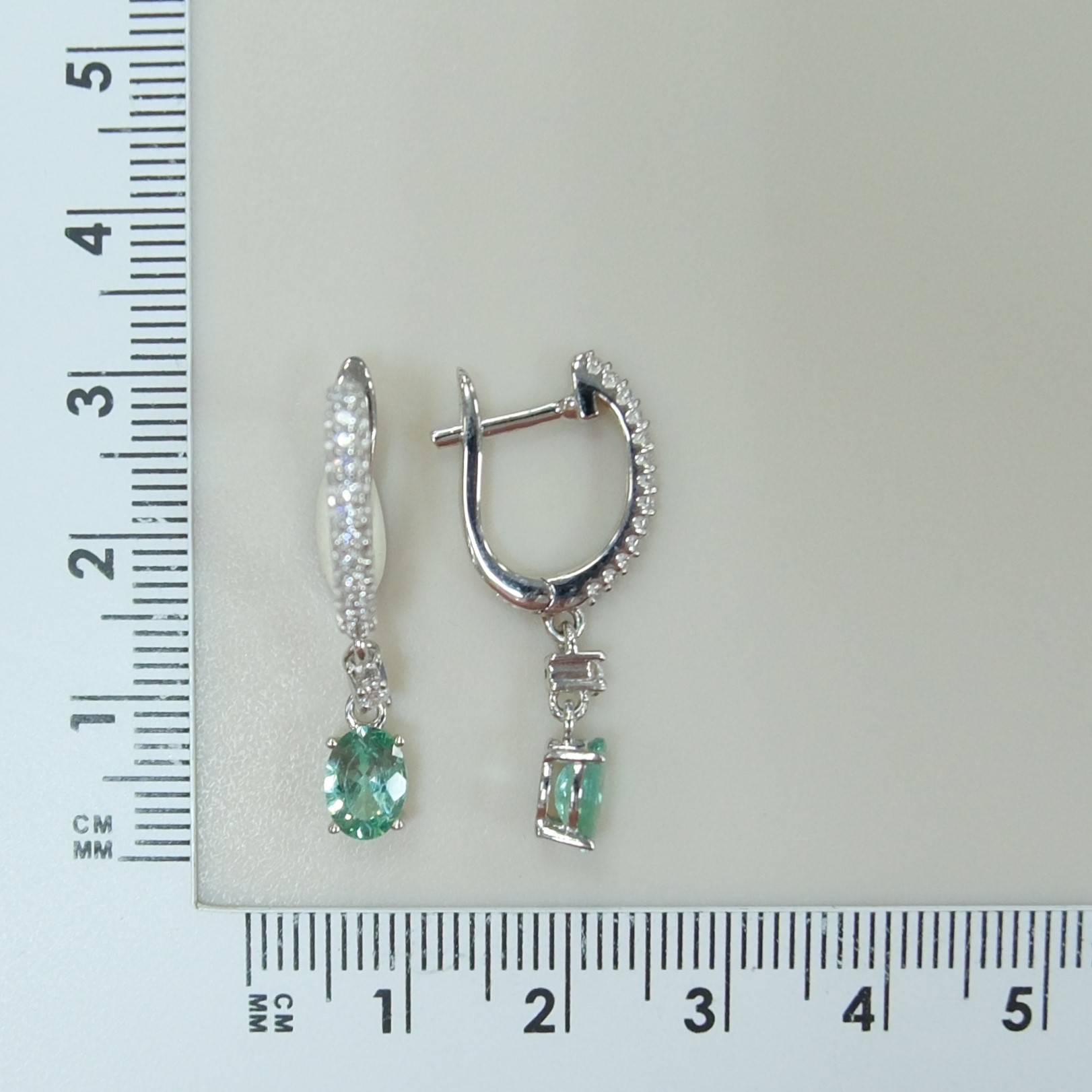 Серебряные серьги с апатитами